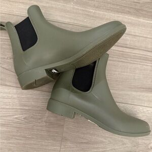 Green and Black Winter Rain Boots with Elastic Panels